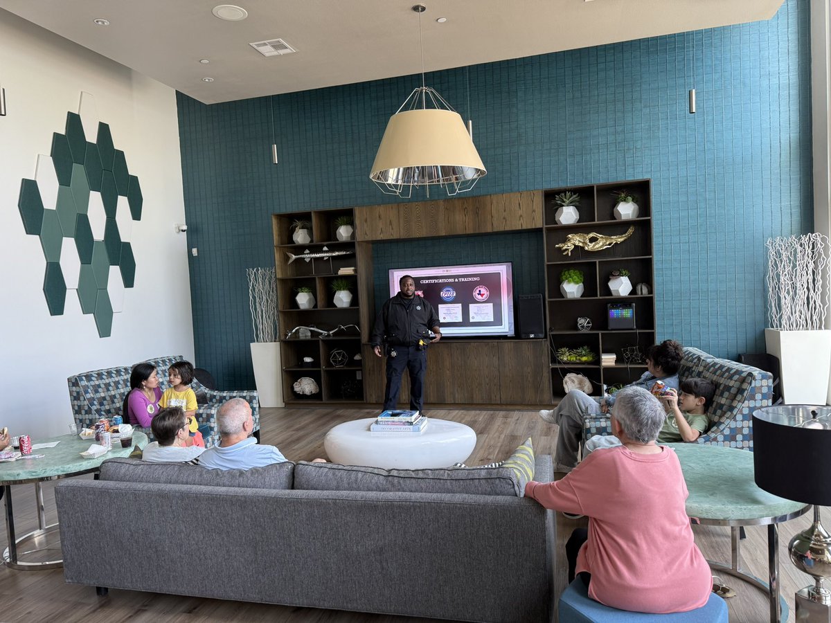HCSO_NPD's tweet photo. Community partnership in action!
@HCSOTexas Community Problem Oriented Policing Unit presenting @HCSO_D4Patrol Greenhouse Apartments about our Crime-Free Multi-Housing Program. Great conversations on crime prevention through environmental design! #2getherWeCan #HarrisCountySafe https://t.co/9BSDw0wp7l