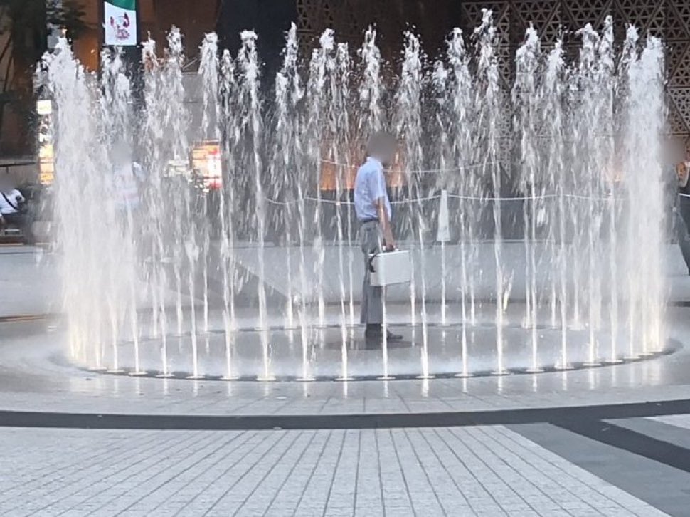 류최 걸으면서 말싸움하다가 
류 빡쳐서 성큼성큼 갔는데
최가 어어 재관아 잠깐 거긴 안돼
하는 순간 시작된 분수쇼에 갇힘ㅅㅂ