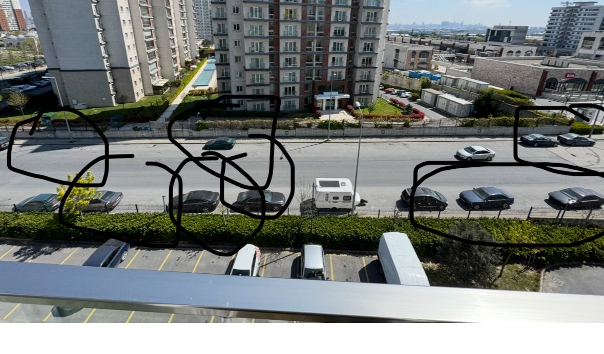 Slhcmnlr's tweet photo. Bahçeşehir 2. Kısım Mahallesi’nde (Mercedes Bulvarı ile 10. Yıl Caddesi arasında, Migros önündeki cadde) 8 hurda araç aylardır terk edilmiş halde duruyor! Kötü görüntü bir yana, güvenlik riski oluşturuyor. Kimse sahiplenmiyor, uyuşturucu gibi suç unsurlarına zemin hazırlanıyor! https://t.co/ShdgLqpuVx