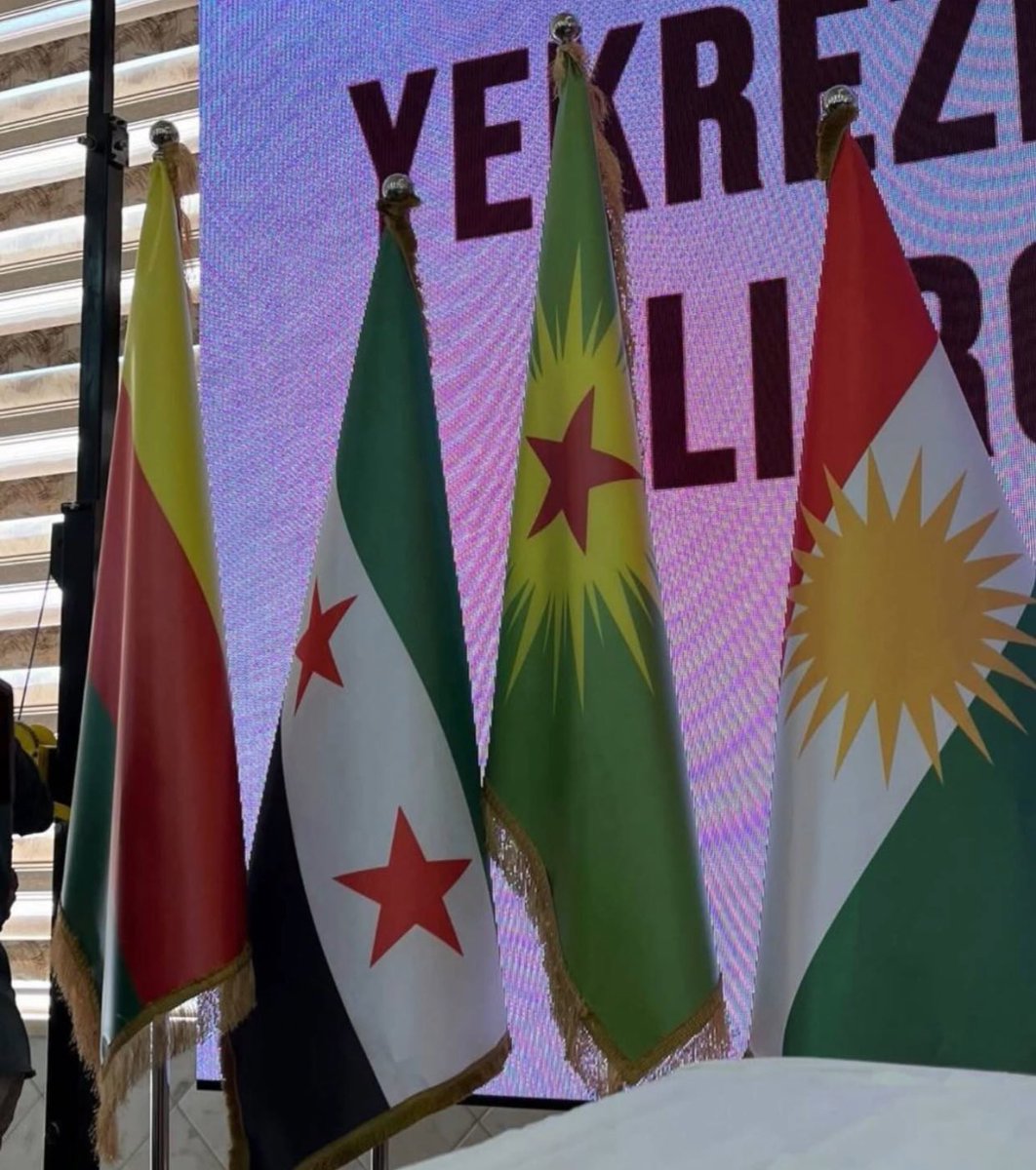 iman_ebdii's tweet image. این پرچم سبز با خورشید و ستاره سرخ (کۆما جڤاکین کوردستان) کارش با ترکیه و سوریە کم کم به پایان میرسد و بە سراغ ایران هم خواهد آمد و حق خلق های ستمدیده را خواهد گرفت 
خوبیش اینه کمتر ایرانگرایی پیدا میشه که شناختی از آن داشته باشد! 
#KCK