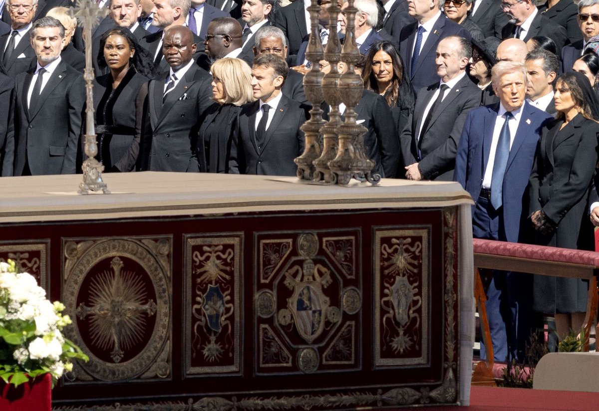 Aux côtés de son épouse, de nombreux chefs d’État et de centaines de milliers de fidèles réunis sur la place Saint-Pierre du Vatican, le Président de la République, S.E. <a href="/oliguinguema/">Brice Clotaire Oligui Nguema</a>, a pris part ce samedi 26 avril 2025 aux funérailles de Sa Sainteté le Pape François.