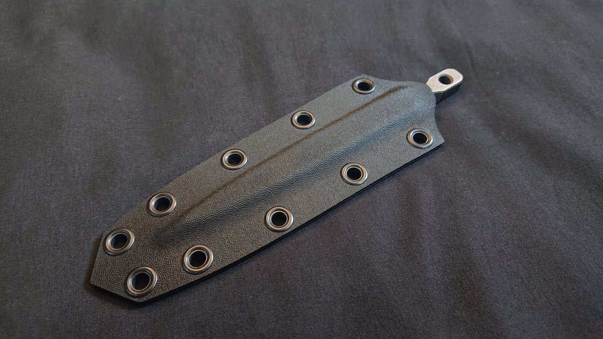 CaptainKnives's tweet photo. 【スリムスパイクＡ】
全長：165mm
刃厚：8mm
鋼材：D2
黒染めストーンウォッシュ、カイデックスシース。
細めの極厚スパイク。感覚的にはタクティカルペン。
送料別9900円 https://t.co/MbzbgPzsXH
