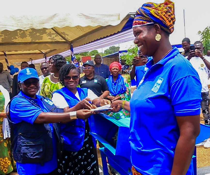 OIMTogo's tweet image. Cette semaine, l'@OIMTogo, en partenariat avec #REFED, a remis des équipements aux bénéficiaires du projet #PEV2. Soutenue par @UNPeacekeeping, cette initiative vise à renforcer leur résilience et autonomie économique afin de garantir des moyens de subsistance durables.