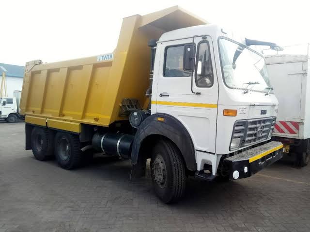 GSaruni's tweet photo. SHORT THREAD...

THE WORLD OF LORRIES

95% of drivers drive small cars &amp; SUV's. Few people understand the complexities of driving lorries &amp; prime movers (Trailers)

So let me let you in on their world &amp; how difficult it can be.

@princegershom_ assist me where I go wrong. https://t.co/6hXsxSUeeD