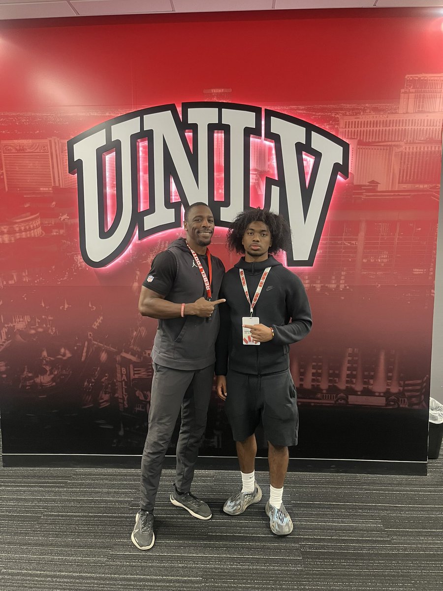 rrdarius_'s tweet image. Had a great time at @unlvfootball practice. Thank you @Da_DREAM47 looking forward to the spring game.