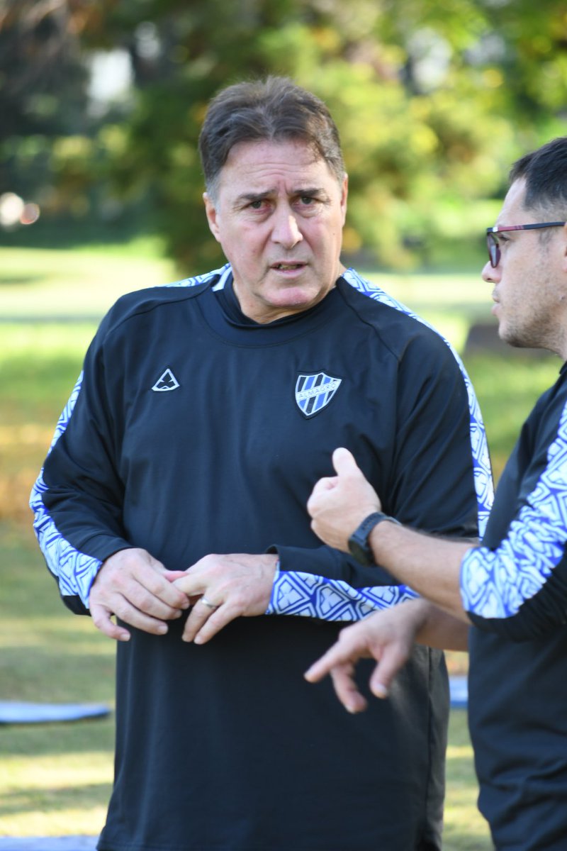 🗣️ “El equipo está muy motivado y venimos trabajando muy bien, en un torneo tan largo siempre se tiene altibajos y lo ideal sería llegar a las fechas finales en levantada. En estos torneos se necesita que todos los jugadores estén preparados.

Encontrar el equipo y el mejor once