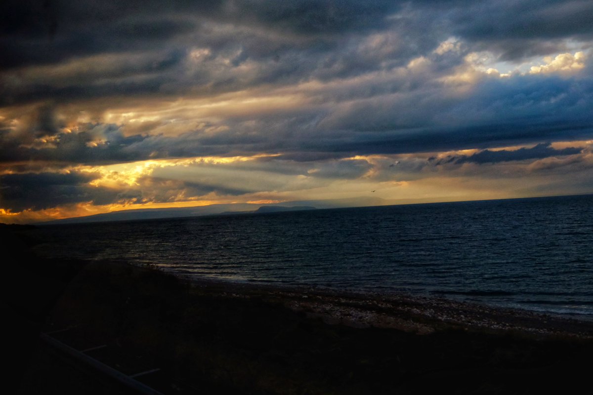 Van Gölü’nün üzerinde süzülen muhteşem ışık hüzmesi…

#Sallandık