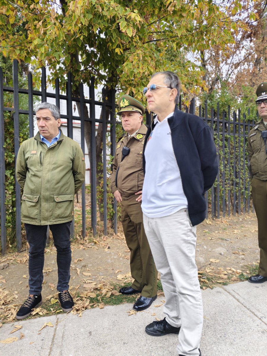 A esta hora Aníbal Mosa recorre el perímetro del Monumental junto al delegado Durán y al general Bahamondez para el partido de Colo Colo-Coquimbo Unido de esta tarde.

<a href="/T13/">T13</a>