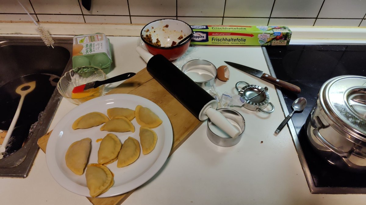 Ich habe mich das erste mal an selbstgemachten Ravioli versucht. Füllung: Angebratenes Rinderhack, getrocknete Tomaten und Knoblauch zehen, beides in Kräuteröl eingeleigt. Tomatensauce auch selbstgekocht aus Tomaten, Zwiebeln , Knoblauch und Kräutern/Brühe. Fein püriert