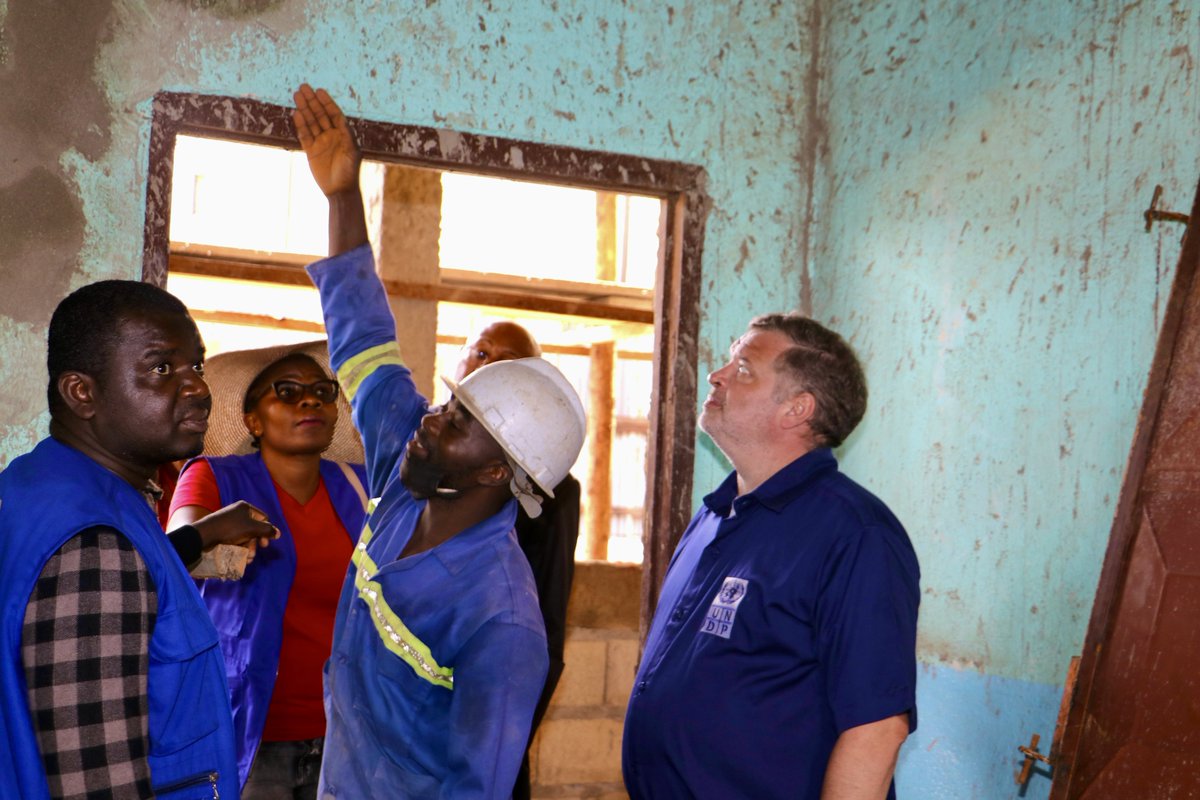 PNUDCameroun's tweet image. As part of his working visit to the NW Region, @mharthansen, #UNDP🇨🇲 DRR visited key #RecoveryProgramme education projects in the region, assessing effective use of completed schools and progress of those under rehabilitation.
He toured & engaged with students at the completed…