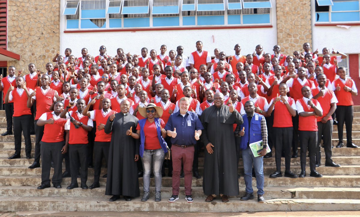 PNUDCameroun's tweet image. As part of his working visit to the NW Region, @mharthansen, #UNDP🇨🇲 DRR visited key #RecoveryProgramme education projects in the region, assessing effective use of completed schools and progress of those under rehabilitation.
He toured & engaged with students at the completed…