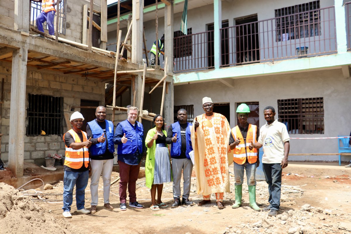 PNUDCameroun's tweet image. As part of his working visit to the NW Region, @mharthansen, #UNDP🇨🇲 DRR visited key #RecoveryProgramme education projects in the region, assessing effective use of completed schools and progress of those under rehabilitation.
He toured & engaged with students at the completed…
