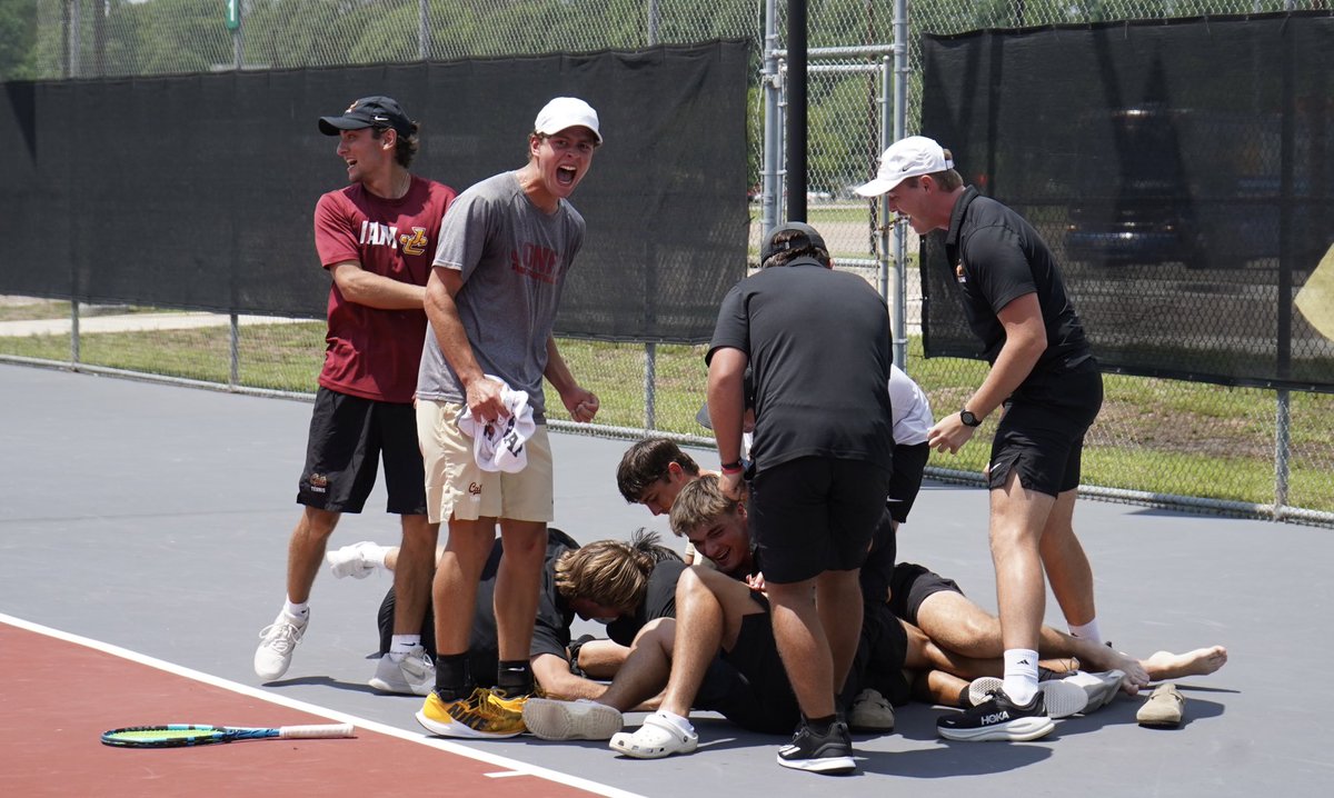 BACK-TO-BACK REGION 23 CHAMPS🏆

Tom Garrett wins a second set tiebreak at No. 2 singles to clinch a 5-4 win and third region title in four years for Jones College (19-5). NJCAA Tournament on deck May 12-16.