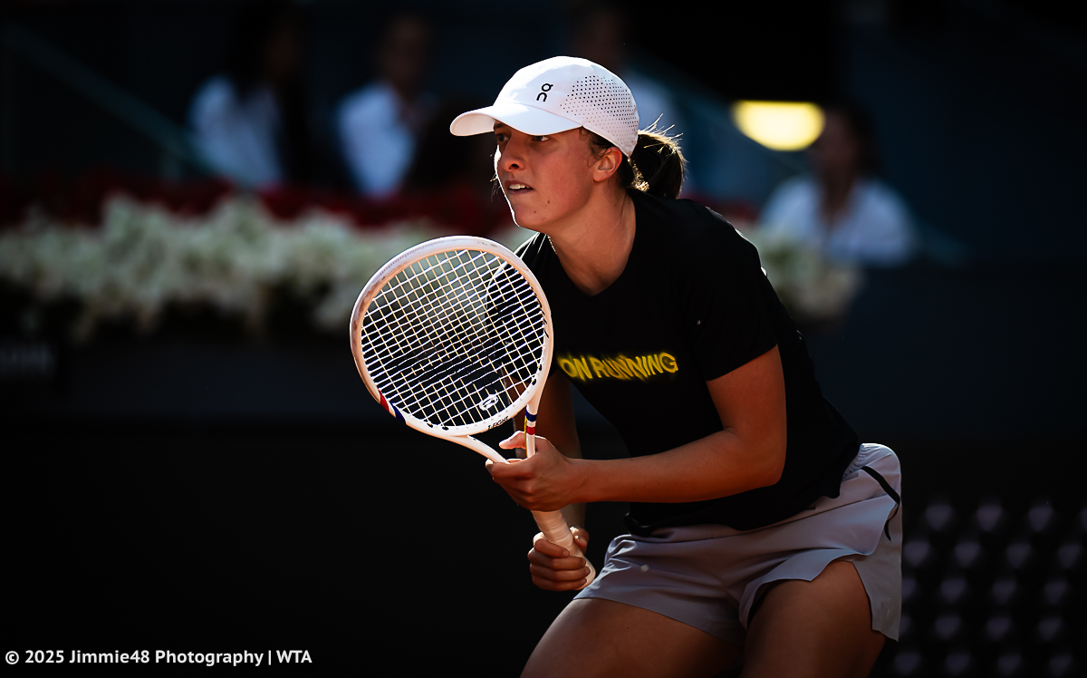 JJlovesTennis's tweet image. Sunset hit:
Iga Swiatek warms up under the last rays of today's Madrid sun ahead of her night match in the Caja Magica.