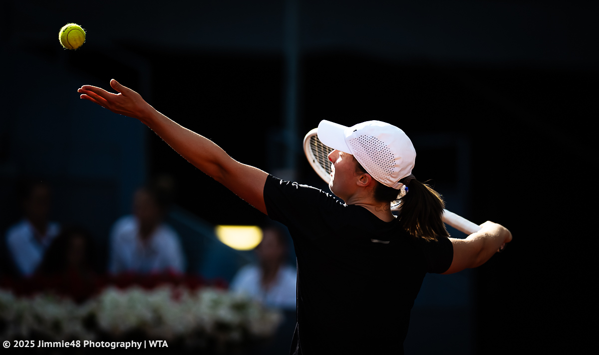 JJlovesTennis's tweet image. Sunset hit:
Iga Swiatek warms up under the last rays of today's Madrid sun ahead of her night match in the Caja Magica.