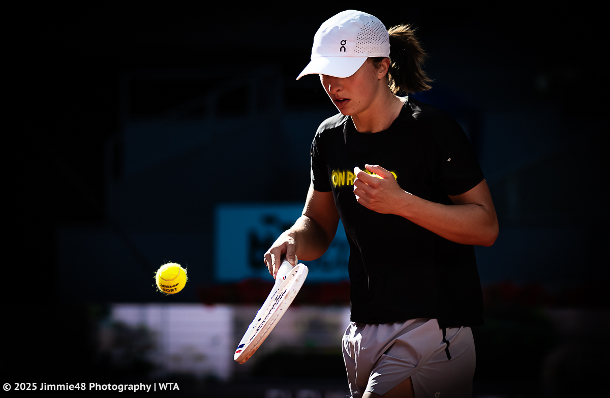 JJlovesTennis's tweet image. Sunset hit:
Iga Swiatek warms up under the last rays of today's Madrid sun ahead of her night match in the Caja Magica.