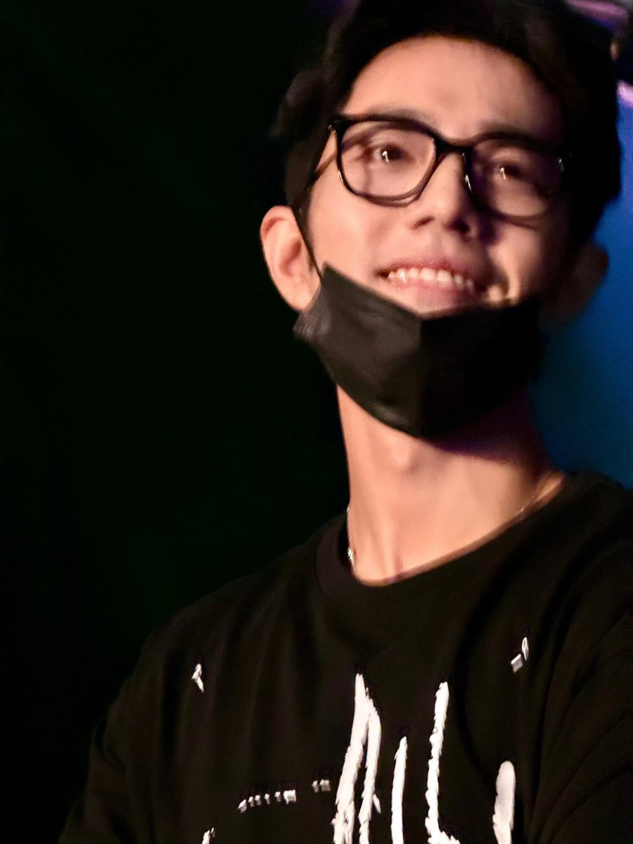 at this point in time, xiao zhan probably has forgotten for a moment how much of a big star he himself is currently. instead he was brought back to a time 15 years ago, when he had his wired earphones in and he listened to stefanie sun’s songs as he went about his ordinary days,