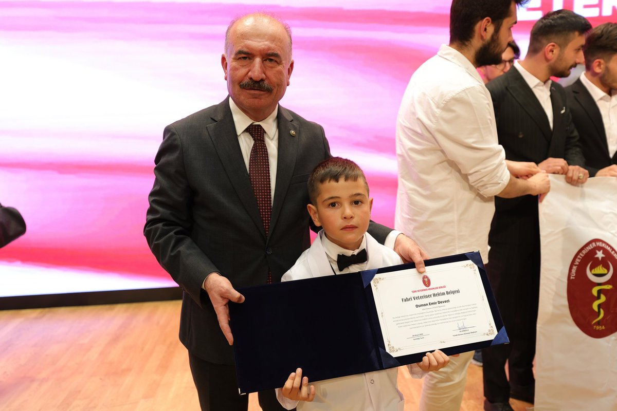 Valimiz Sayın Ali Çalgan'a 2025 Yılı Türk Veteriner Hekimleri Birliği Hizmet Ödülü

Dünya Veteriner Hekimleri Günü kutlama etkinlikleri kapsamında Tarım ve Orman Bakanımız Sayın İbrahim Yumaklı'nın teşrifleriyle Ankara'da düzenlenen törende, Veteriner Hekimlik mesleğine yapmış