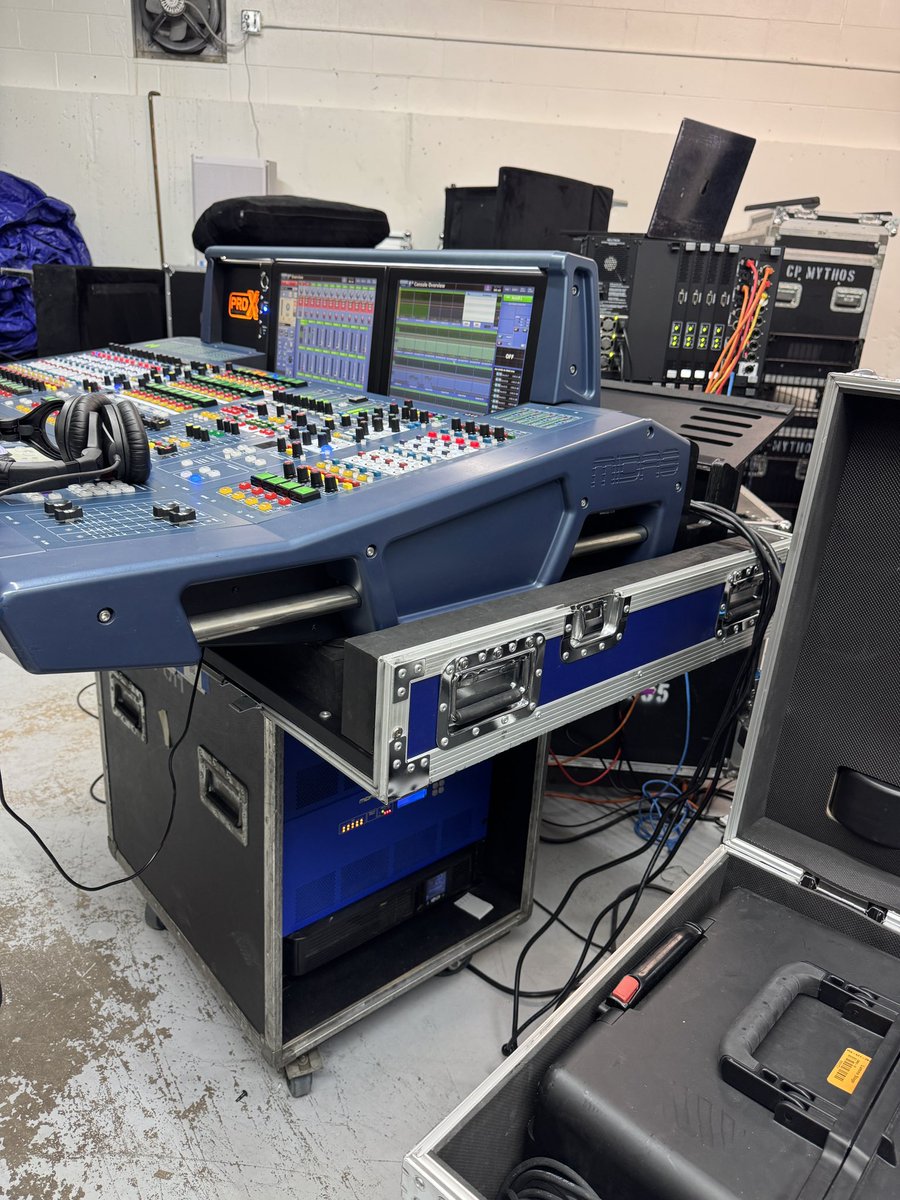 SeireinoSensh's tweet photo. It may be old but I still love it. @MIDASconsoles #proav #av #mixingconsole #midasconsoles https://t.co/VFpyejpnnr