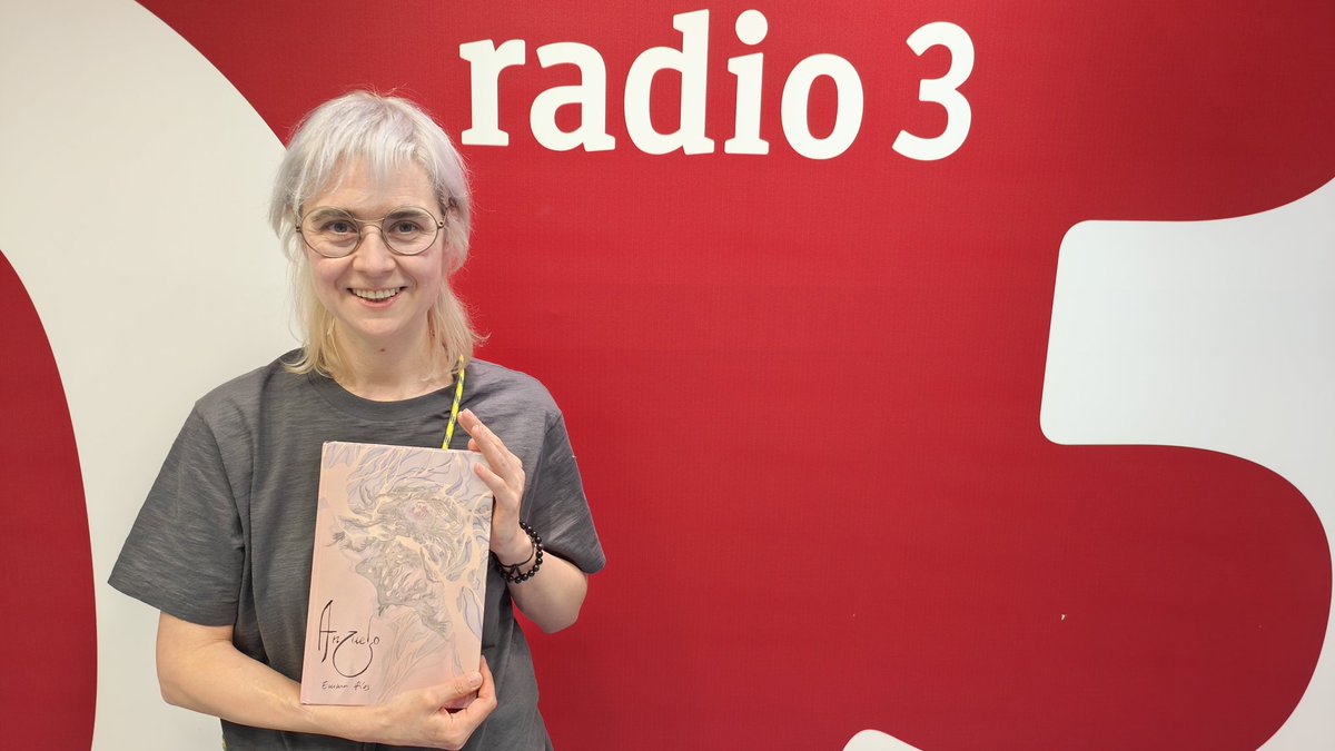 Territorio 9 📚🗨️📻 (@territorio9_r3) on Twitter photo 🚨 Disponible el #podcast de hoy en <a href="/radio3_rne/">Radio 3</a>
➡️ Entrevistamos a Emma Ríos (<a href="/emmartian/">beluga's kin</a>) sobre su nuevo cómic: "Anzuelo" 🪝
➡️ La Fanzinoteca de Elisa McCausland (<a href="/reinohueco/">Elisa McCausland</a>) 📚
🔗 rtve.es/a/16554895/ 🚨 Disponible el #podcast de hoy en <a href="/radio3_rne/">Radio 3</a>
➡️ Entrevistamos a Emma Ríos (<a href="/emmartian/">beluga's kin</a>) sobre su nuevo cómic: "Anzuelo" 🪝
➡️ La Fanzinoteca de Elisa McCausland (<a href="/reinohueco/">Elisa McCausland</a>) 📚
🔗 rtve.es/a/16554895/
