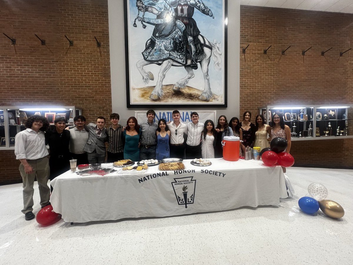 MComas_HanksHS's tweet photo. What an incredible night! Congratulations to our new NHS inductees and a standing ovation for our graduating seniors! Your hard work, heart, and dedication make us proud! ♥️🖤🤍
@JMHanksHigh @HanksGutierrez @HanksNhs 
#Kingdomofchampions 
#NextGenLeaders https://t.co/3UhmWpSHX8