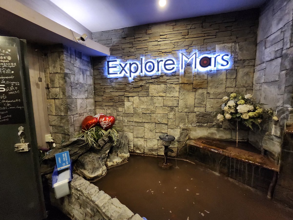 週六人爆多。

今天遇到一個精壯帥弟，竟然舔我全身，連後面都不放過😆；除了被他體壓、幹他之外，最後還跨蹲在他臉上給他舔得一塌糊塗🥵，真的瘋了🤣

結束後在淋浴間他還用身體幫我洗澡，引起一堆路過的觀看，真的是非常特別的經驗，很少遇到那麼色的btm呢😍