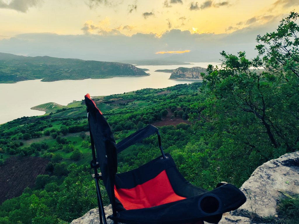 "Kızıl havaları seyret ki akşam olmakta"