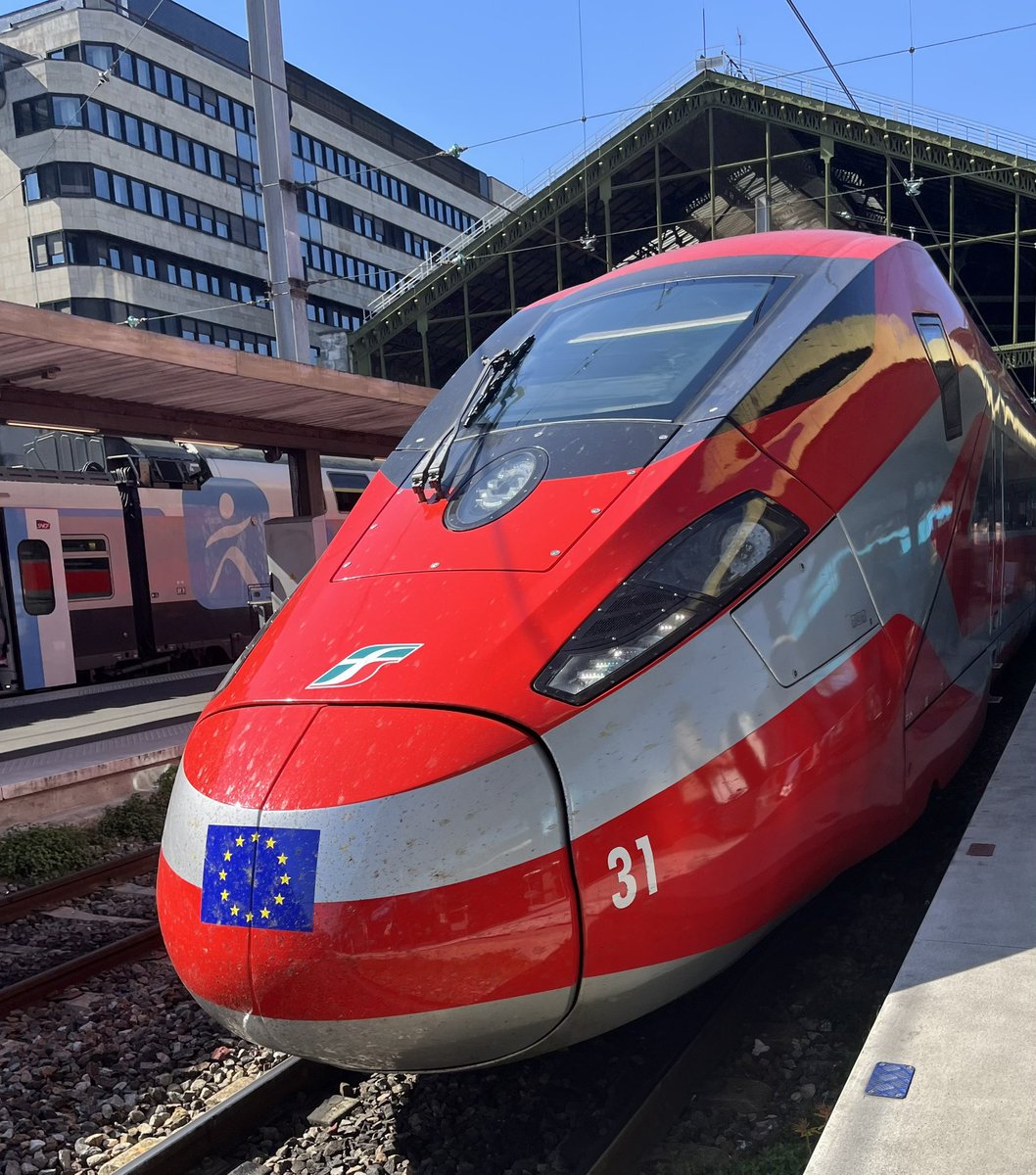 celibataires_'s tweet photo. “Et si ta plus belle rencontre ne se faisait pas sur une appli, mais entre deux gares ?
Le train, c’est plus qu’un moyen de transport : c’est un moment suspendu, un regard échangé, un sourire qui en dit long
Qui sait, ton voisin pourrait bien être ton coup de cœur
#LoveOnTheRails https://t.co/MtgkGf4arL
