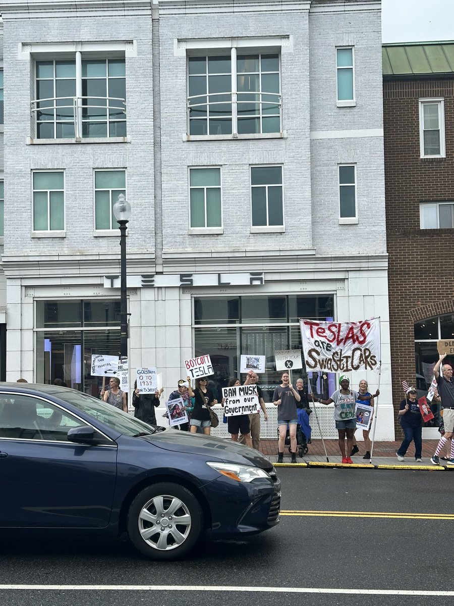 Today in Georgetown <a href="/WashProbs/">Washingtonian Problems</a> <a href="/PoPville/">PoPville</a>