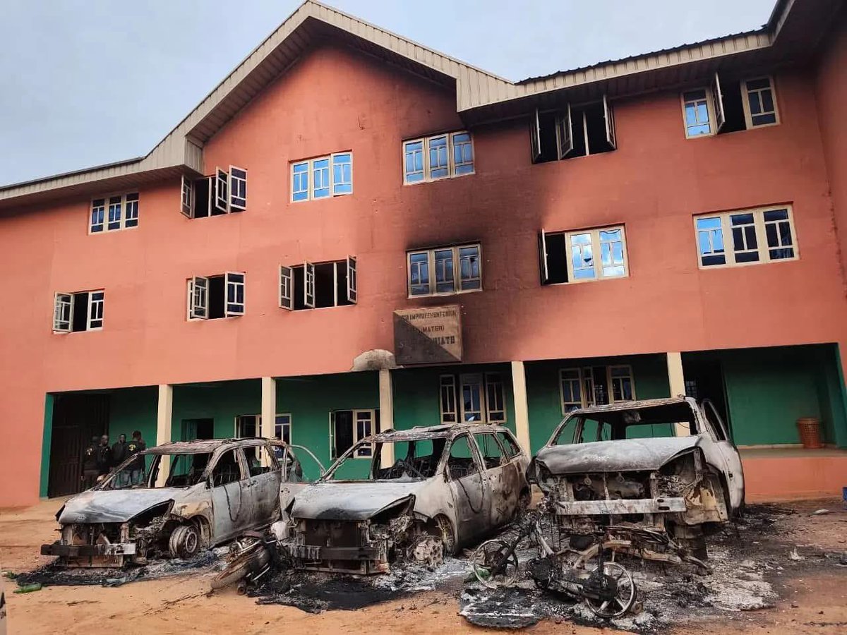 Chinasa Nworu (@chinasanworu) on Twitter photo Unidentified gunmen have attacked Amesi community in Aguata Local Government Area of Anambra State, destroying its town hall, burning down cars and killing one person. The incident happened on Friday morning.
<a href="/real_IpobDOS/">Directorate Of State (DOS)</a>
<a href="/radiobiafralive/">Radio Biafra</a> Unidentified gunmen have attacked Amesi community in Aguata Local Government Area of Anambra State, destroying its town hall, burning down cars and killing one person. The incident happened on Friday morning.
<a href="/real_IpobDOS/">Directorate Of State (DOS)</a>
<a href="/radiobiafralive/">Radio Biafra</a>