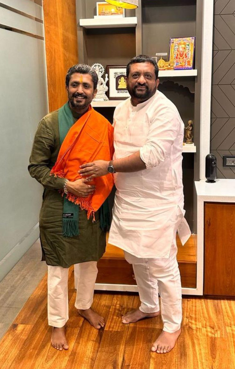 Kiritbhai_Patel's tweet photo. આજરોજ જૂનાગઢ ઓફિસ ખાતે પ્રસિધ્ધ લોકસાહિત્ય કાર શ્રી રાજભા ગઢવી સાથે શુભેચ્છા મુલાકાત કરી તેમનું બહુમાન કરેલ. https://t.co/KzH8xlrGKP