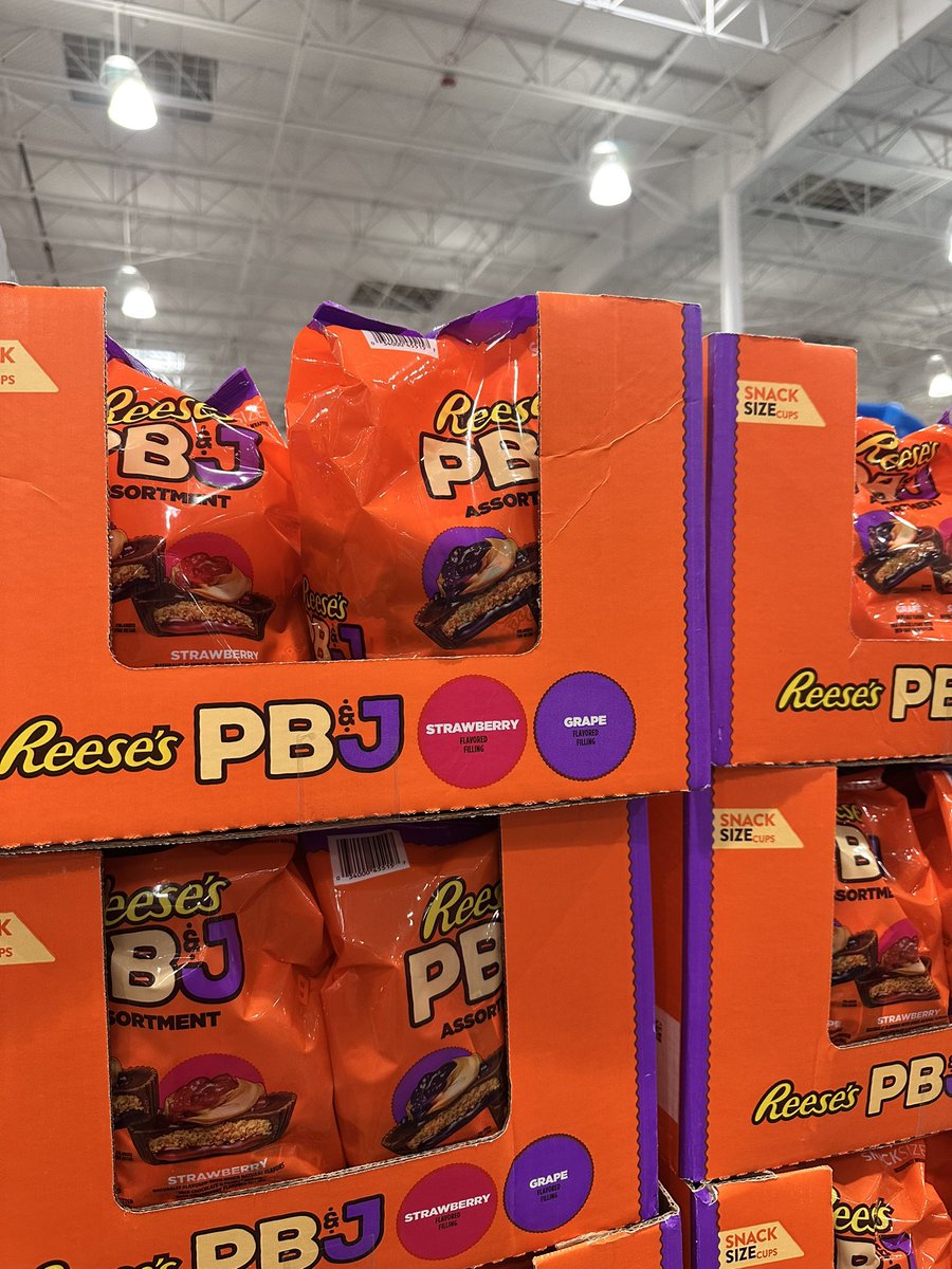 jcct264's tweet photo. Hey New Heights, look what I found at Costco this morning #newheightshow #ReesesPBNJ strawberry and grape https://t.co/myQvK8mWis
