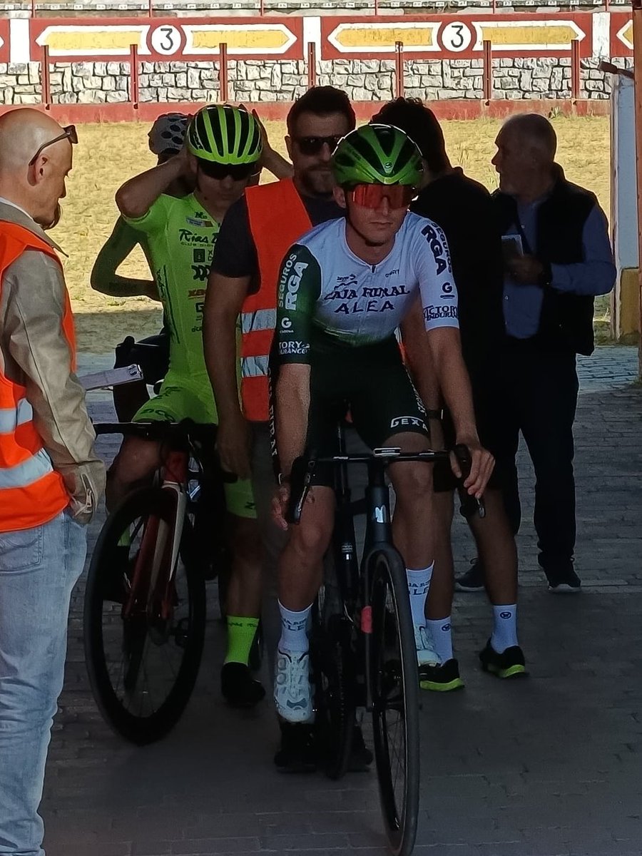 #SubidaCastilloCuellar Ya en marcha los primeros ciclistas de Caja Rural-Alea en esta brevísima jornada de apenas 1,6 km. El madrileño Rafa Martínez ha sido uno de los primeros integrantes del equipo en tomar la salida.

#SúmateAlVerde