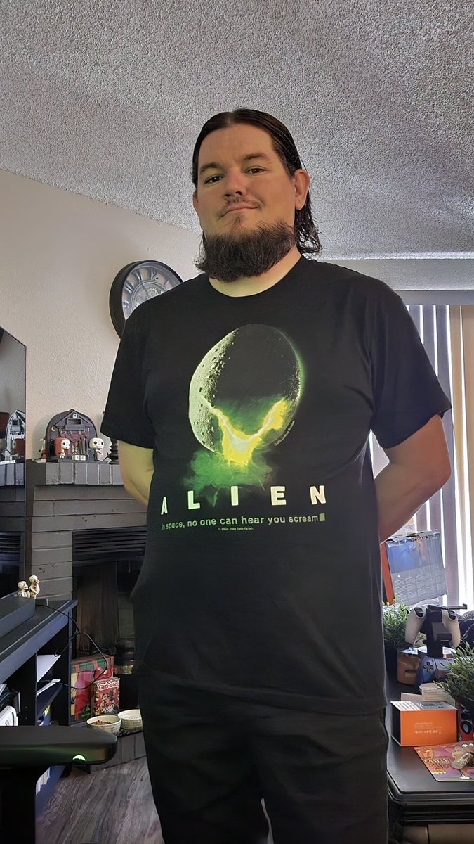 It's been a while...

Happy Alien Day! 🤘🏻