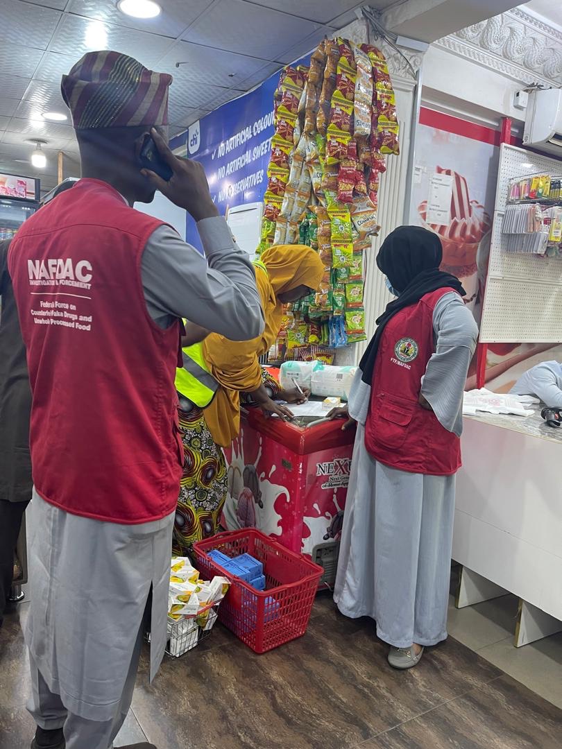 NigeriaStories's tweet photo. BREAKING NEWS: NAFDAC has sealed up a supermarket located in Maitama, Abuja, for the sale and distribution of banned, unregistered, and counterfeit regulated products. https://t.co/rEse92E3yA