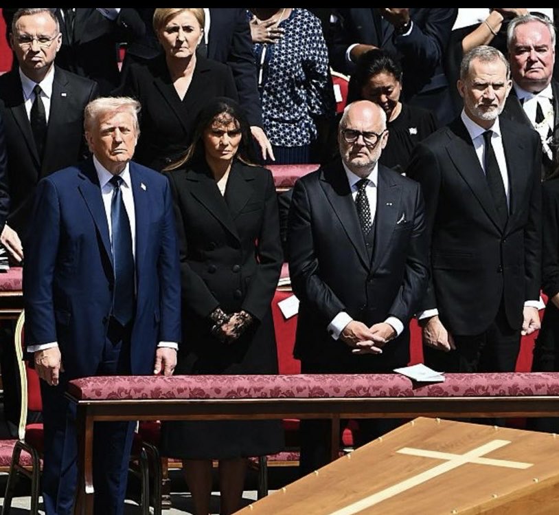 apagar07's tweet photo. Don’t own a black suit and tie then ⁦@realDonaldTrump⁩ ? #respect #popefrancis https://t.co/uQz0ifihN5