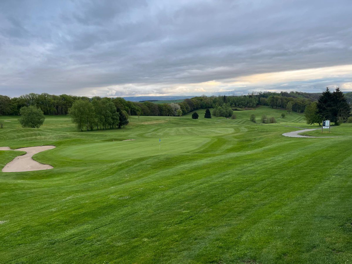 Afgelopen dagen samen heerlijk gegolfd in Durbuy ⛳️.
Wat een prachtige omgeving: glooiende heuvels, bossen, klaterende beekjes en overal het gezang van vogels.
Genoten van de rust, de natuur én het golfen 🏌️‍♀️ Even opladen en tijd met elkaar doorbrengen !

#natuur #genieten #balans