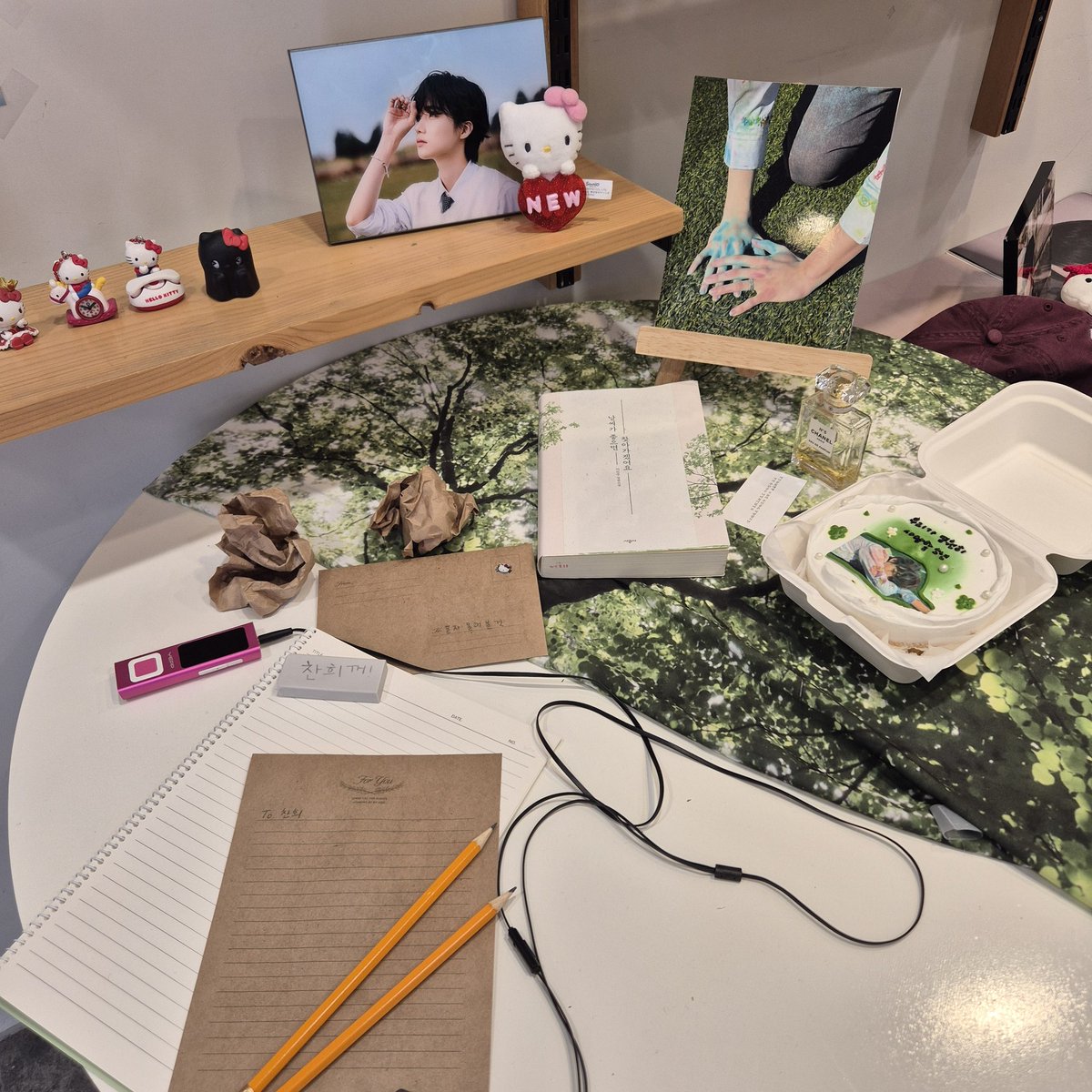 dohaiB1206's tweet photo. 💙서울 뉴 생일 플라워샵
💙상수 제스플뢰르

흰색 장미의 꽃말처럼 순결하고 순수한 차니의 모습을 가득 볼 수 있었던 곳이였어요. 저의 영원한 소년 생일에 이쁜 꽃을 제가 선물받아 더욱 더 뜻 깊었던 거 같아요🥹

#Petals_For_You
#영원한_소년에게_꽃을 https://t.co/aJJlxyJdX6