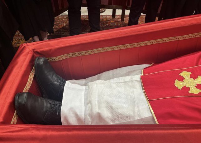 A este Papa que tanto nos ha dado, hoy le rendimos homenaje por habernos enseñado tanto. Hoy sabemos más de ti, lástima no haberlo aprendido antes. 
Las sandalias de St.Pedro, zapatillas de misericordia del Papa Francisco ♥️, discípulo de Cristo.