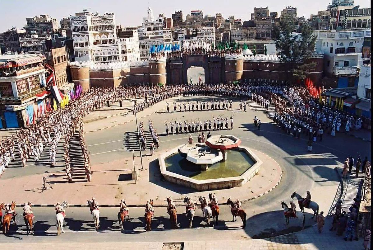 صورة جميلة لباب اليمن في مدينة #صنعاء القديمة، التقطت عام 2000 بعدسة المصور القدير عبد الرحمن الغابري، قبل أن تتطلخ الجدران بملصقات #الحوثي الطائفية

#اليمن_الجمهوري