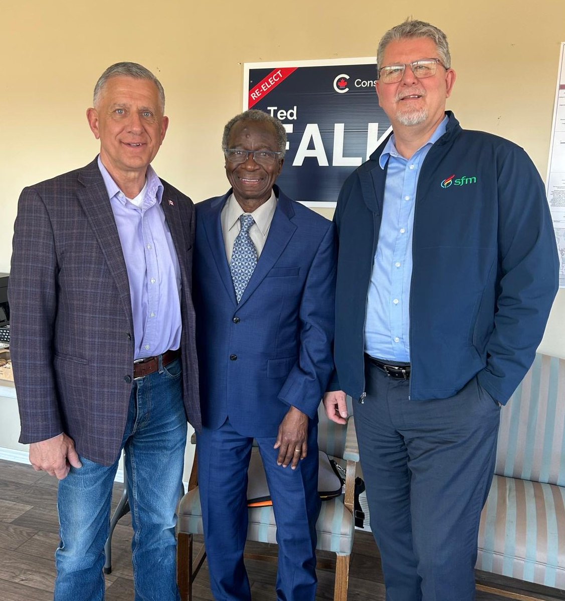 fcfacanada's tweet photo. Merci à @TerryDuguid, candidat du @parti_liberal dans Winnipeg-Sud, et @Ted_Falk_, candidat du @PCC_HQ dans Provencher, d'avoir rencontré notre vice-président Ibrahima Diallo en compagnie de la @SocieteFM pour discuter des priorités de la #frcan! https://t.co/WFu6UkSZpi