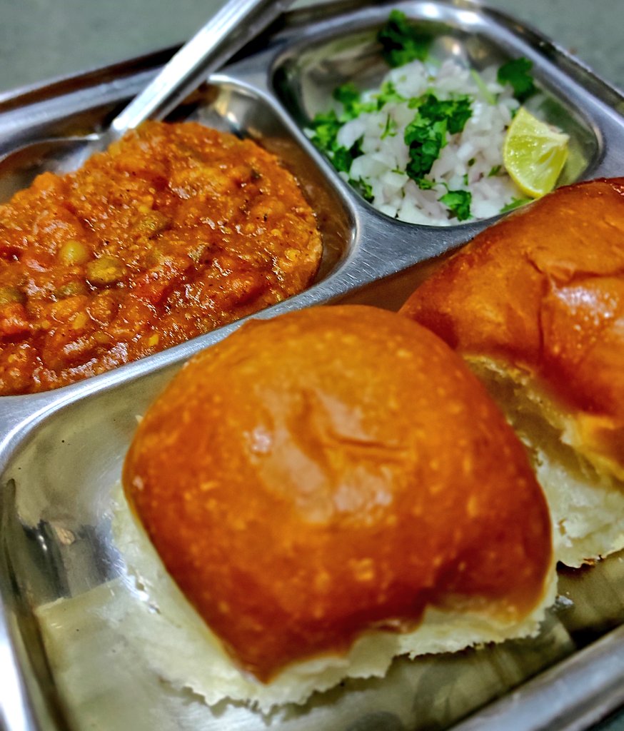 baNkster714's tweet image. It&apos;s Weekend Time = Cooking Time! 👨‍🍳

Today, we have one of the Indian street food favourites: Paav Bhaaji! 🔥😋

Spicy mixture of almost all the veggies prepared in a hot red yet tangy sauce, served with fluffy bread! 🤠

#Cooking #ChefVibes #Foodie