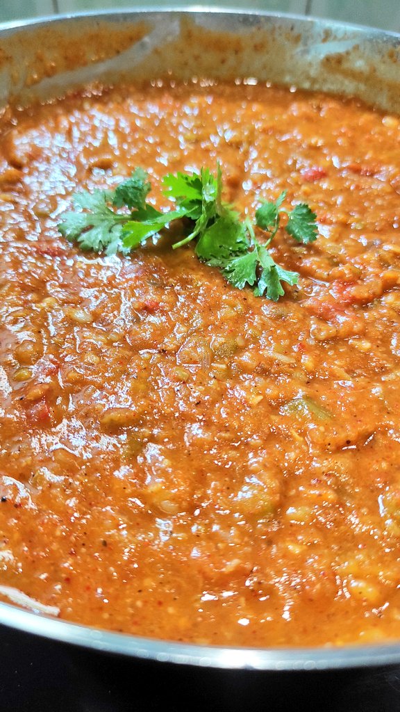 baNkster714's tweet image. It&apos;s Weekend Time = Cooking Time! 👨‍🍳

Today, we have one of the Indian street food favourites: Paav Bhaaji! 🔥😋

Spicy mixture of almost all the veggies prepared in a hot red yet tangy sauce, served with fluffy bread! 🤠

#Cooking #ChefVibes #Foodie