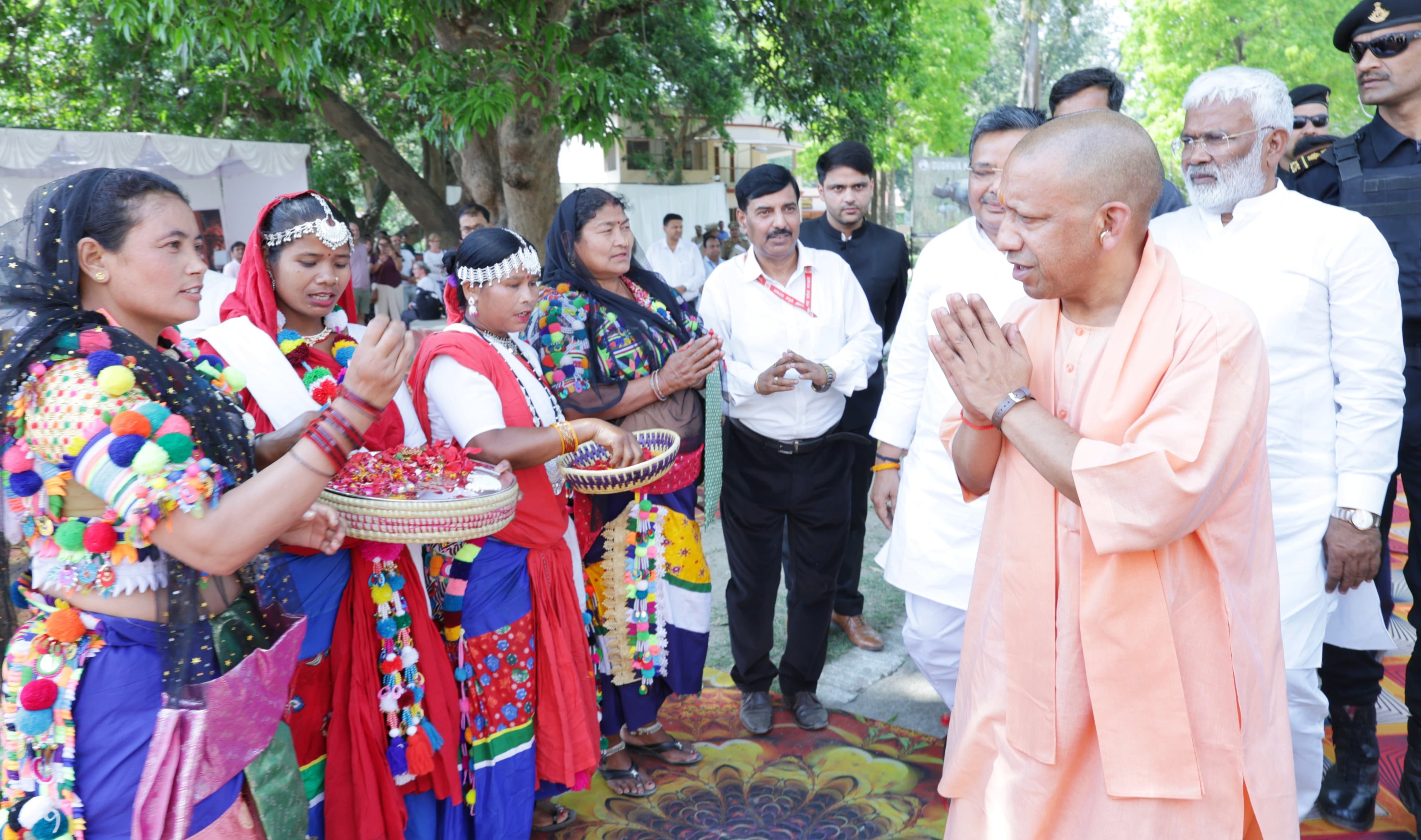 योगी आदित्यनाथ दुधवा में निरीक्षण करते हुए