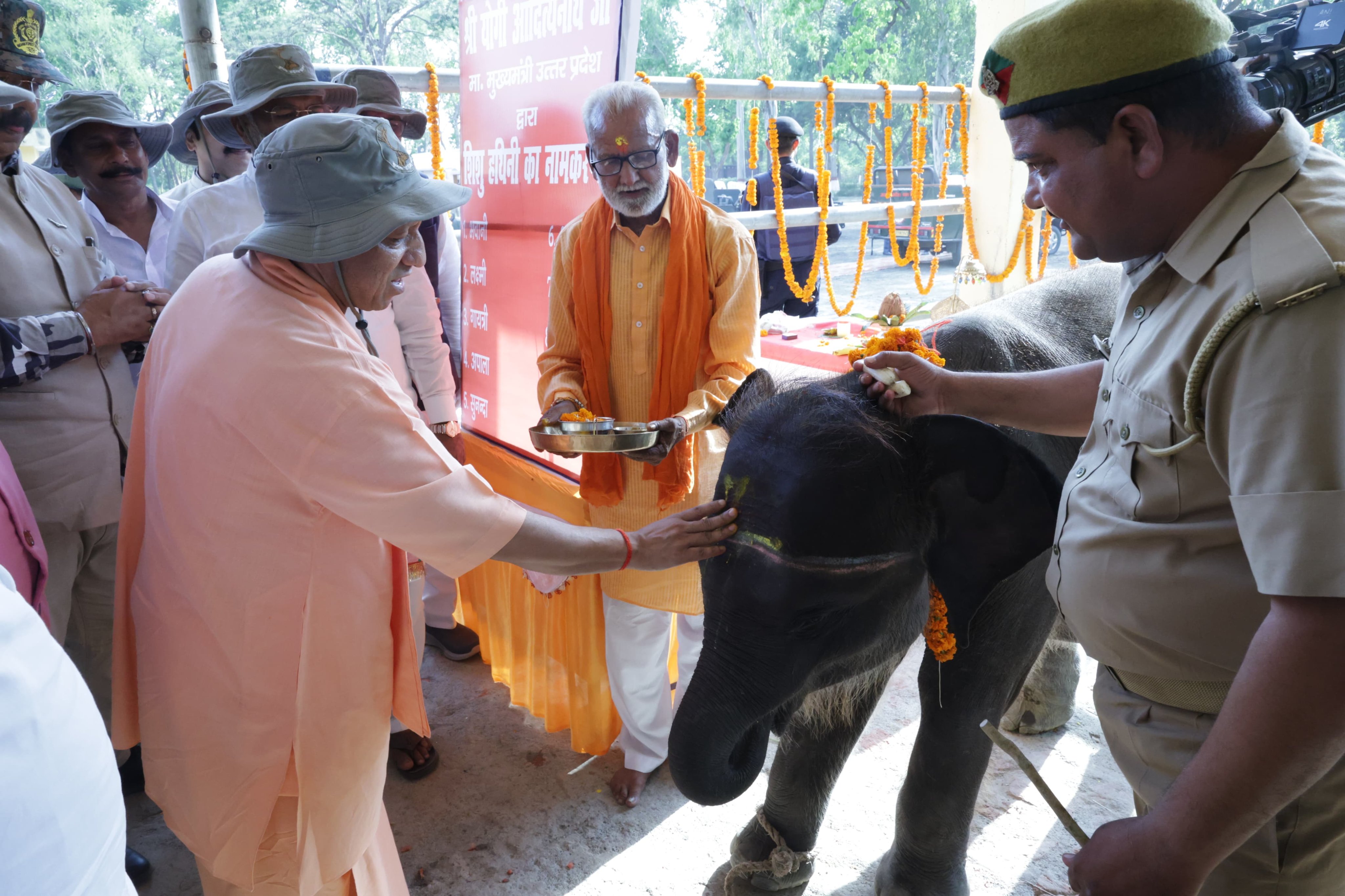 मुख्यमंत्री द्वारा थारू समाज की महिलाओं का सम्मान