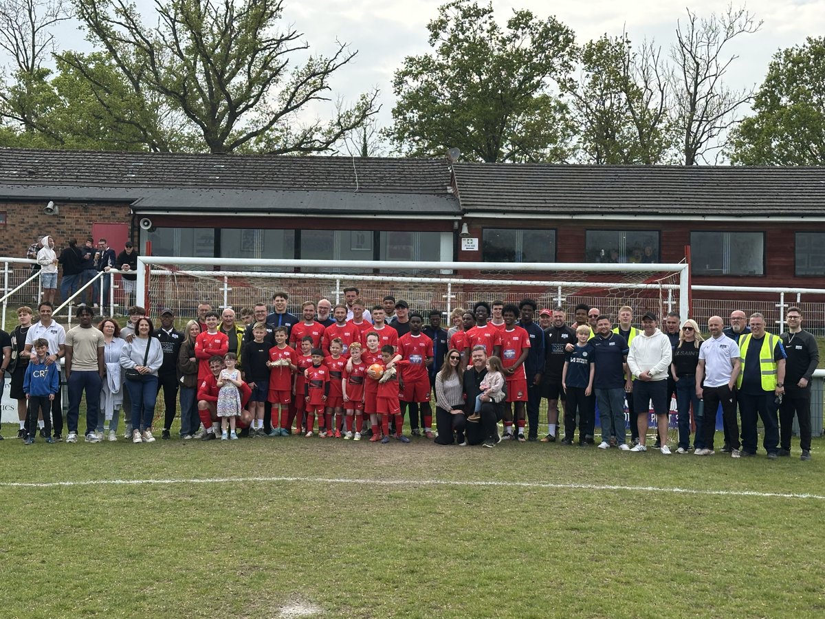 𝐎𝐮𝐫 𝐅𝐨𝐨𝐭𝐛𝐚𝐥𝐥 𝐅𝐚𝐦𝐢𝐥𝐲 🤗

Players, Volunteers, Family, Supporters and everyone in between - a massive thank you for your support this season 👏

#BinfieldFC
