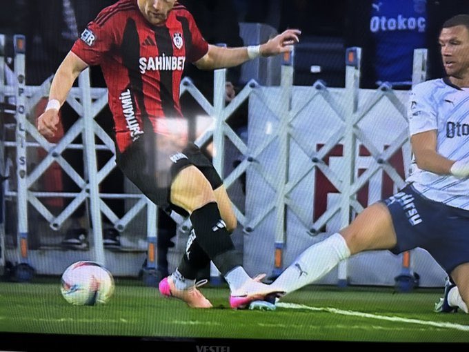 Utanmadan hala şuna penaltı değil diyen insanlar var, akıl alır gibi değil.
İnsan dediğim de lafın gelişi.
#FenerinMaçıVar