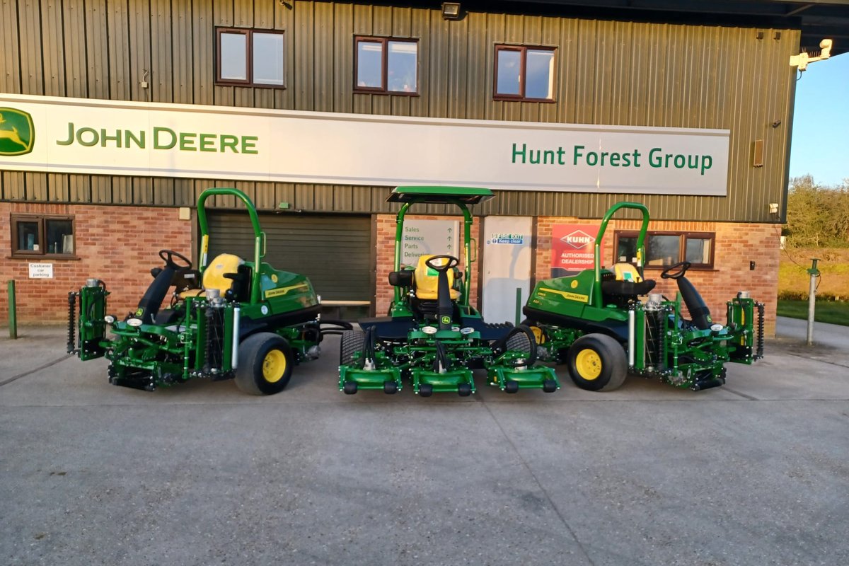 💚𝗠𝗢𝗥𝗘 𝗚𝗥𝗘𝗘𝗡 𝗙𝗢𝗥 𝗥𝗢𝗬𝗔𝗟 𝗪𝗜𝗡𝗖𝗛𝗘𝗦𝗧𝗘𝗥!⛳️ 
Two 6700AEs and an 8800A lined up and ready to roll – heading out to join the growing fleet of John Deere machines at Royal Winchester Golf Club. A top-class setup for a top-class course! 👏