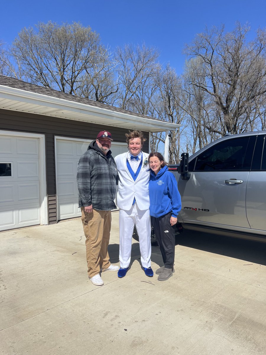 I’m not old enough to have a prom goer!!! Have fun ⁦<a href="/Aiden_Moriarty1/">Aiden Moriarty</a>⁩ and Lilly!