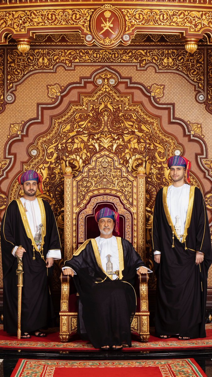 RoyalOmanFamily's tweet photo. 📸 صورة جماعية تجمع جلالة السلطان المعظم – حفظه الله ورعاه – بصاحبِ السمو السيّد #ذي_يزن_بن_هيثم آل سعيد، والسيّد بلعرب بن هيثم آل سعيد، في قصر العلم العامر، بمناسبة عقد قران سمو السيّد ذي يزن https://t.co/wz6sMyEMRD